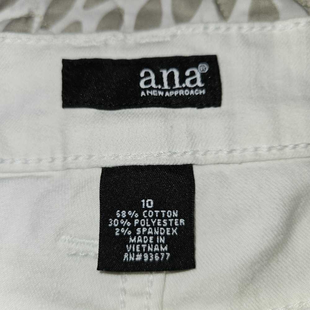 White shorts with cuff **see pics for measurements** - Picture 3 of 5